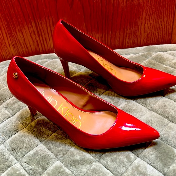 Calvin Klein Red Pointed High heels
Calvin kl Nilly size 7 - No. 7200102 - Picture 2 of 8